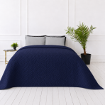 Lovatiesė „Bedspread Navy“. Pledai, 210x240 cm. Tamsiai mėlyna lovatiesė su subtiliu geometriniu reljefiniu paviršiumi Lovatiesė „Bedspread Navy“. Pledai, 210x240 cm. Tamsiai mėlyna lovatiesė su subtiliu geometriniu reljefiniu paviršiumi