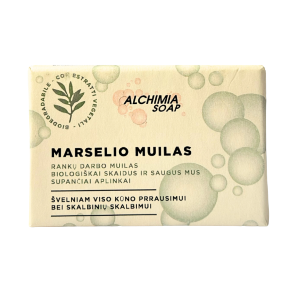 Marselio muilas „Marseille soap Alchimia“. Muilas. Rankų darbo marselio muilas ant vonios krašto šalia baltos rankšluosčių krūvos