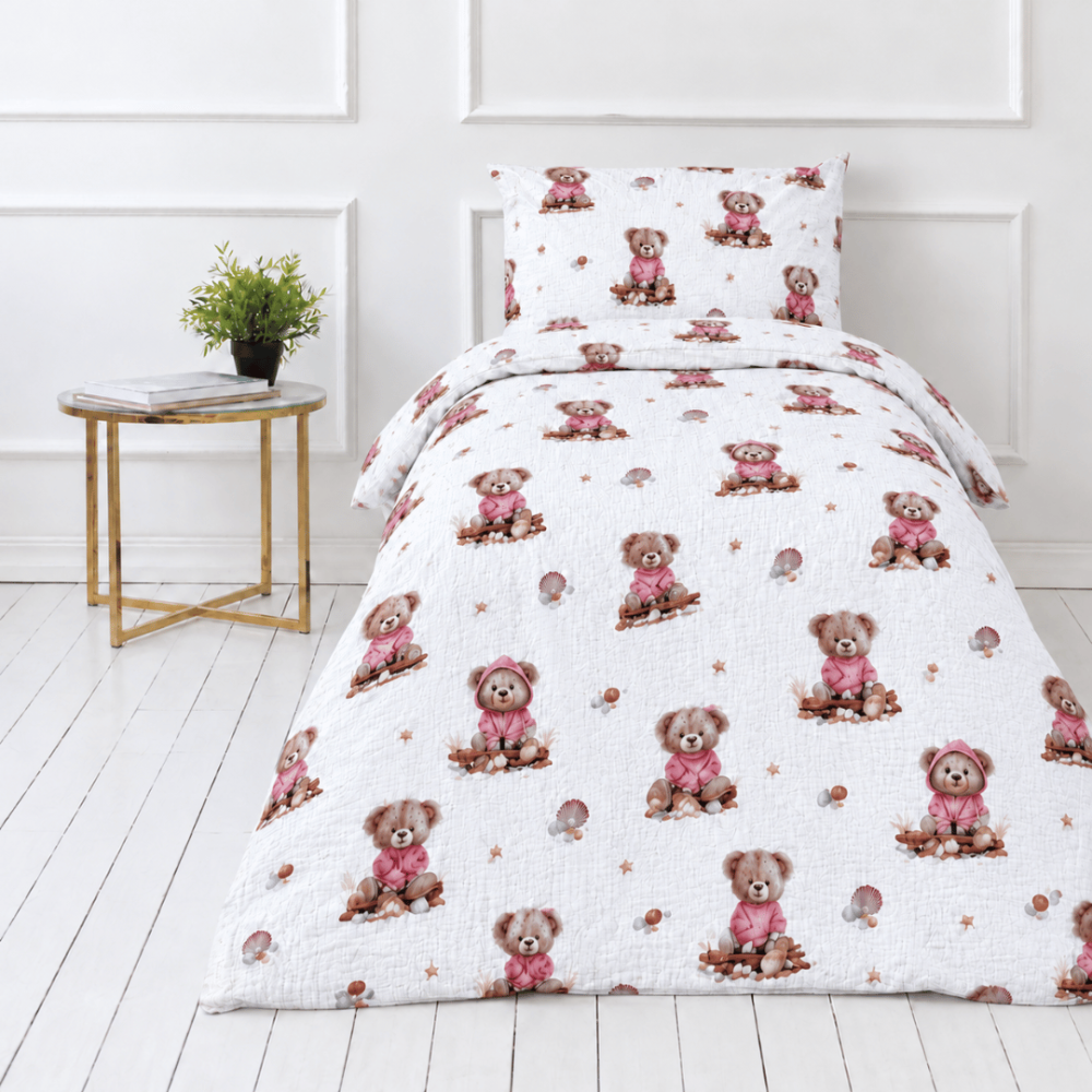 Muslino patalynės komplektas „Fluffy Bear muslin“. Patalynės komplektai, 140x200 cm, 150x200 cm, 160x200 cm. Baltame fone išdėstyti rudi meškiukai, rausvos kriauklės ir smulkios žvaigždutės. Muslino patalynės komplektas „Fluffy Bear muslin“. Patalynės komplektai, 140x200 cm, 150x200 cm, 160x200 cm. Baltame fone išdėstyti rudi meškiukai, rausvos kriauklės ir smulkios žvaigždutės.