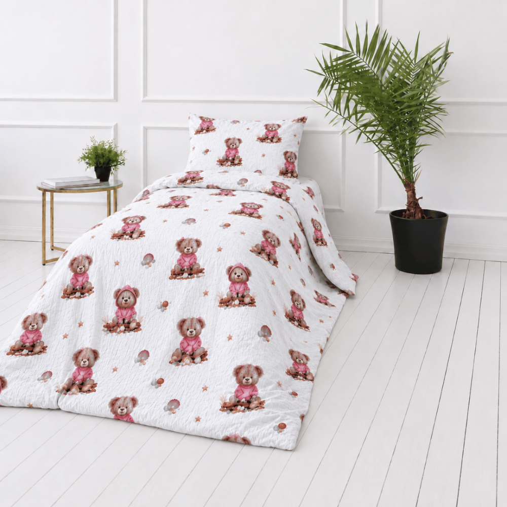 Muslino patalynės komplektas „Fluffy Bear muslin“. Patalynės komplektai, 140x200 cm, 150x200 cm, 160x200 cm. Patalynės komplektas su meškiukų raštu ir rožiniais, rudais bei pilkais akcentais baltame fone. Muslino patalynės komplektas „Fluffy Bear muslin“. Patalynės komplektai, 140x200 cm, 150x200 cm, 160x200 cm. Patalynės komplektas su meškiukų raštu ir rožiniais, rudais bei pilkais akcentais baltame fone.