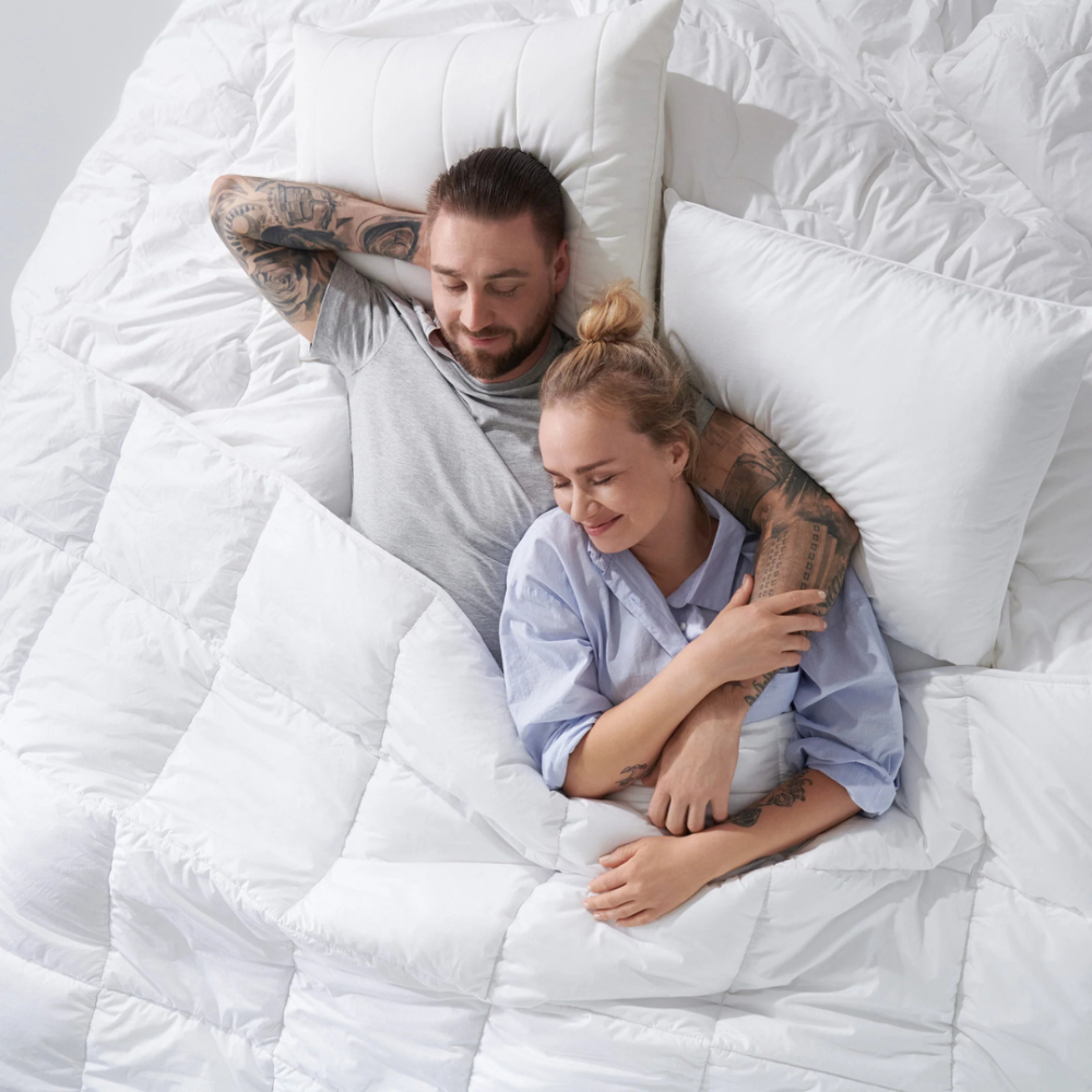 Pagalvė „Familon Original Pillow“. Lygaus paviršiaus balta pagalvė su subtiliu dizainu familon