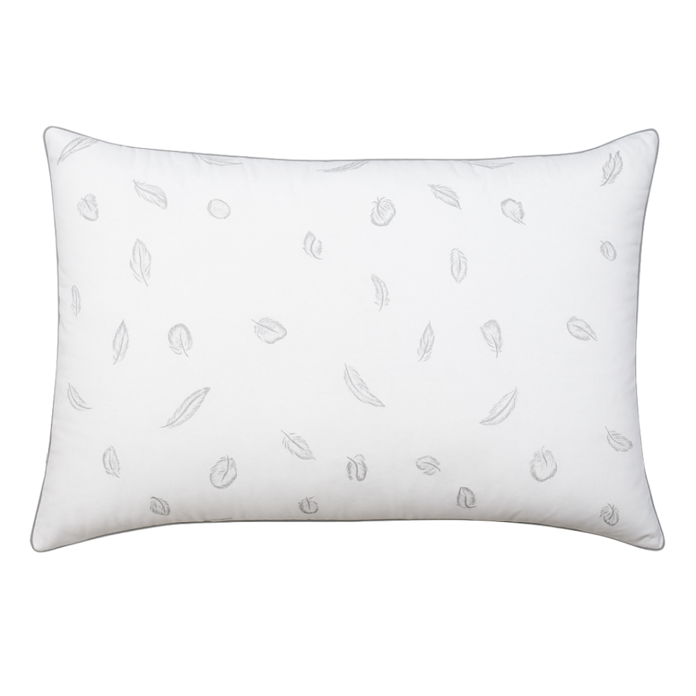 Pagalvė „Sections“. Pagalvė „sections“ – trikampė trijų sluoksnių konstrukcija: tvirtas centrinis sluoksnis su ančių pūkais, minkštesni šoniniai sluoksniai su žąsų pūkais, visa viršutinė dalis – 100 % medvilnė su auksinėmis plunksnelėmis. Pagalvė „Sections“. Pagalvė „sections“ – trikampė trijų sluoksnių konstrukcija: tvirtas centrinis sluoksnis su ančių pūkais, minkštesni šoniniai sluoksniai su žąsų pūkais, visa viršutinė dalis – 100 % medvilnė su auksinėmis plunksnelėmis.