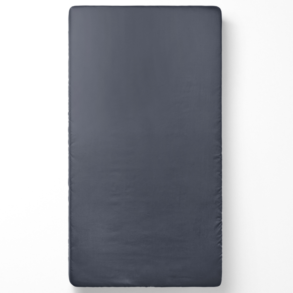 Paklodė be gumos „Graphite“, 150x220 cm, 200x220 cm, 220x240 cm.. Kvėpuojanti paklodė su guma – elegantiškas ir praktiškas pasirinkimas.