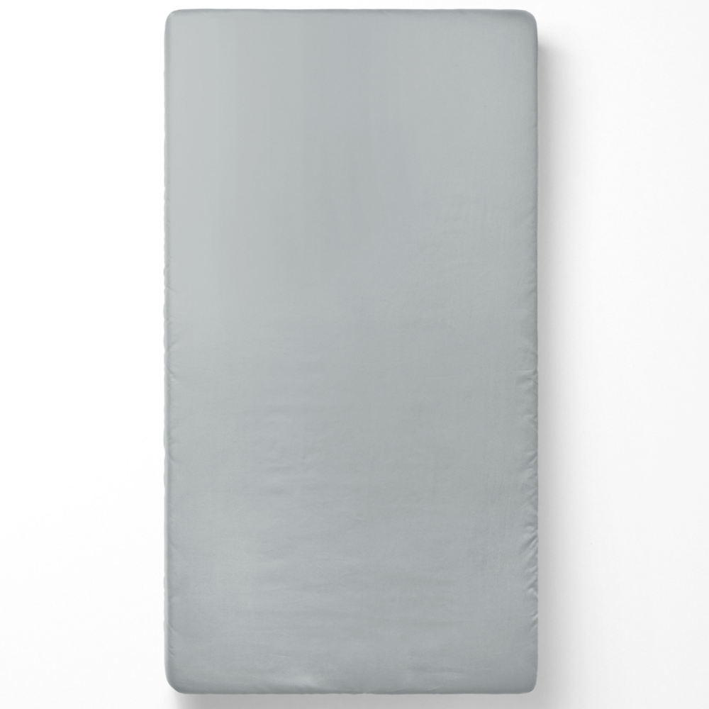 Paklodė be gumos „Harbor“, 150x220 cm, 200x220 cm, 220x240 cm.. Kvėpuojanti ir minkšta šviesiai pilka paklodė. Paklodė be gumos „Harbor“, 150x220 cm, 200x220 cm, 220x240 cm.. Kvėpuojanti ir minkšta šviesiai pilka paklodė.