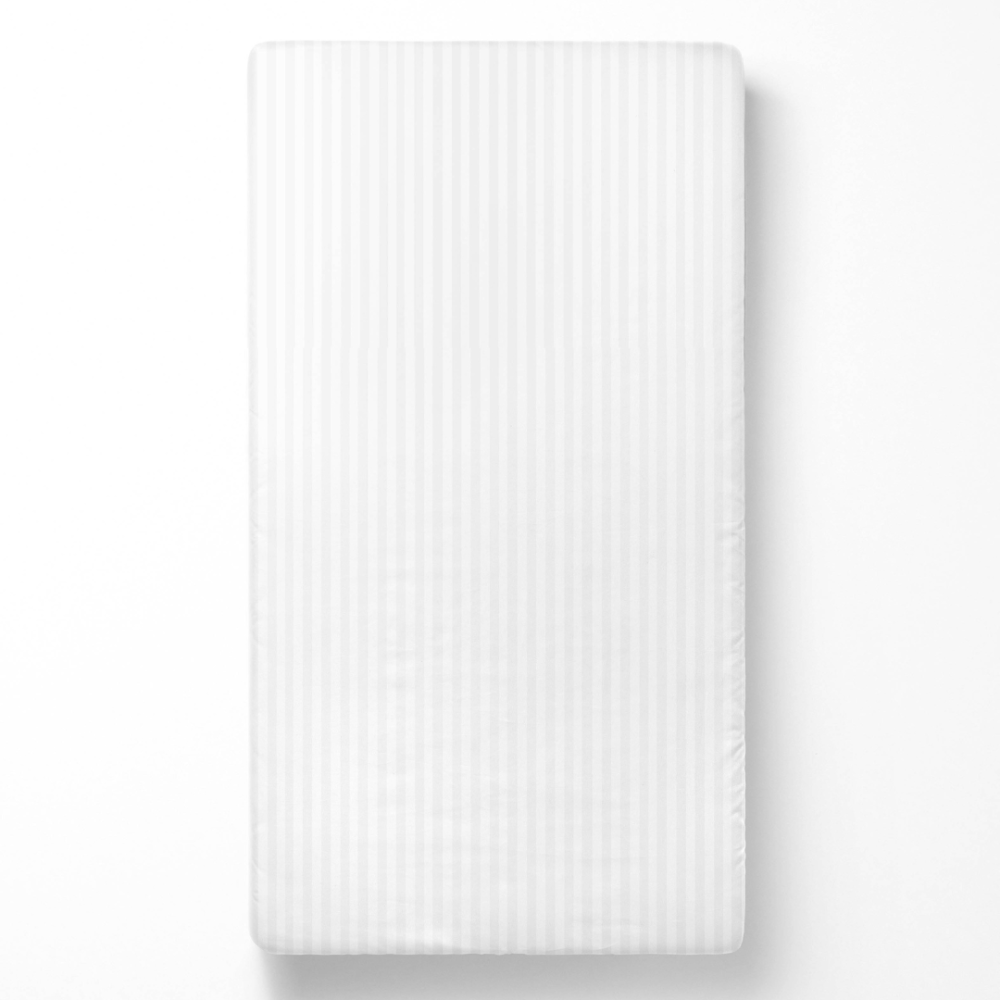 Paklodė be gumos „White Stripes“. Paklodės be gumos, 150x220 cm, 200x220 cm, 220x260 cm. Minkšta balta paklodė be gumos su subtiliomis juostomis, puikiai tinka bet kokiam dekoro stiliui.