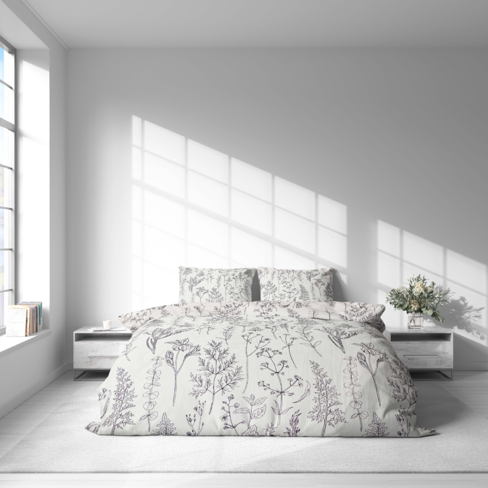 Patalynės komplektas „Alkali“. Raštuota patalynė, 140x200 cm, 200x200 cm, 200x220 cm. Patalynės komplektas su stilizuotais gėlių ir žolių eskizais tamsaus violetinio fono fone.