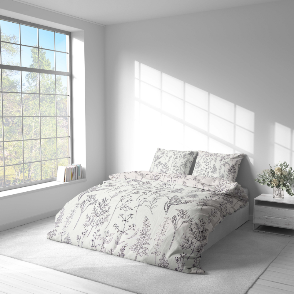 Patalynės komplektas „Alkali“. Raštuota patalynė, 140x200 cm, 200x200 cm, 200x220 cm. Antklodės ir pagalvės užvalkalai dekoruoti minimalistiniu botaninio rašto linijomis tamsiai violetinėje spalvoje.