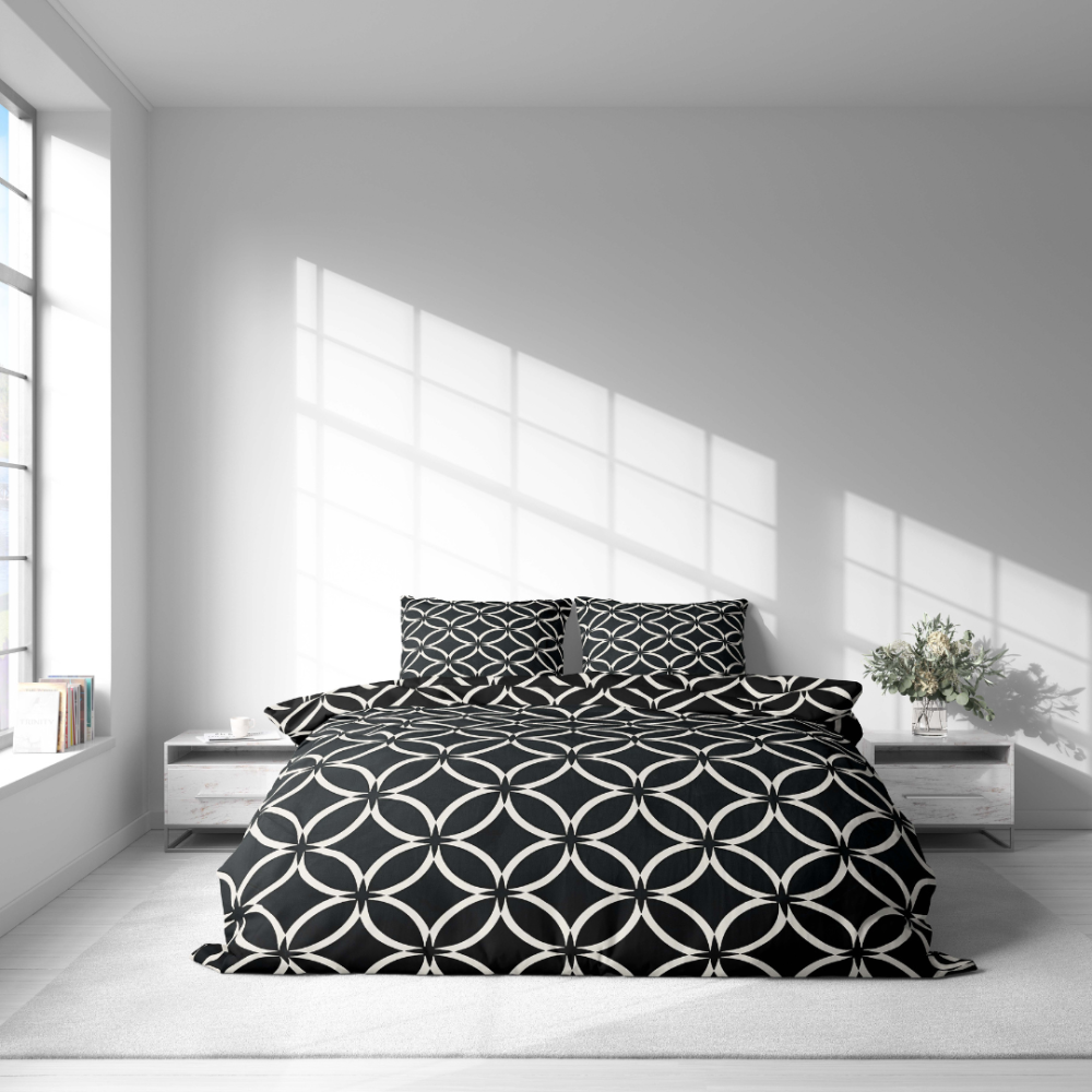 Patalynės komplektas „Black Retro Rings“. Patalynės komplektai 200x220, 140x200 cm, 160x200 cm, 200x200 cm, 200x220 cm. Kontrastingas nespalvotas raštas su stilizuotais žiedų motyvais