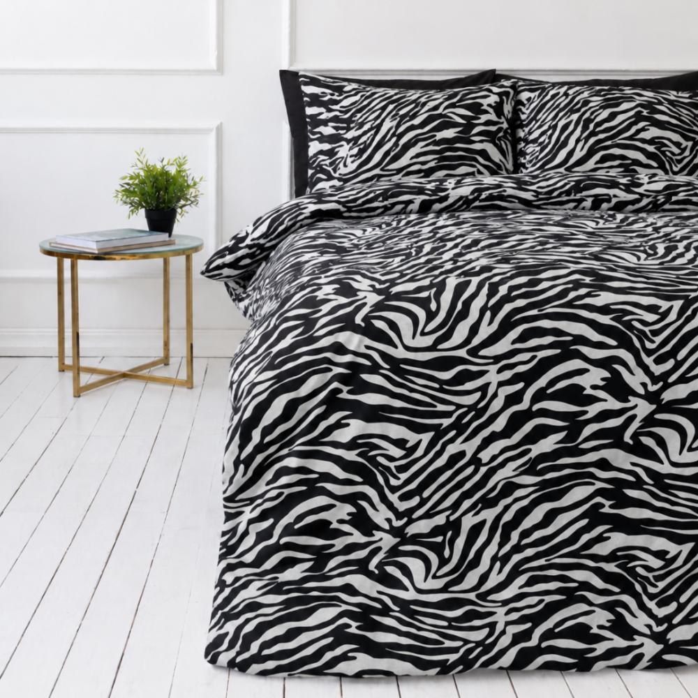 Patalynės komplektas „Black Safari“. Raštuota patalynė, 140x200 cm, 150x200 cm, 160x200 cm, 180x200 cm, 200x200 cm, 200x220 cm, 220x240 cm. Patalynės komplektas su kontrastingu juodos ir baltos spalvos zebro dizainu Patalynės komplektas „Black Safari“. Raštuota patalynė, 140x200 cm, 150x200 cm, 160x200 cm, 180x200 cm, 200x200 cm, 200x220 cm, 220x240 cm. Patalynės komplektas su kontrastingu juodos ir baltos spalvos zebro dizainu