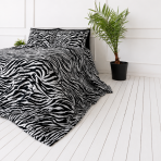 Patalynės komplektas „Black Safari“. Raštuota patalynė, 140x200 cm, 150x200 cm, 160x200 cm, 180x200 cm, 200x200 cm, 200x220 cm, 220x240 cm. Juodos ir baltos spalvos patalynė su netaisyklingomis zebro juostomis Patalynės komplektas „Black Safari“. Raštuota patalynė, 140x200 cm, 150x200 cm, 160x200 cm, 180x200 cm, 200x200 cm, 200x220 cm, 220x240 cm. Juodos ir baltos spalvos patalynė su netaisyklingomis zebro juostomis