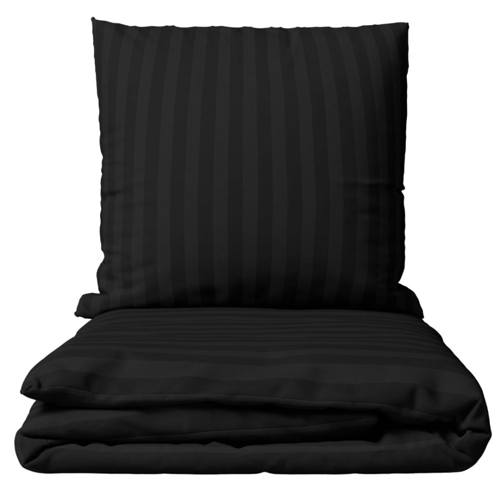 Patalynės komplektas „Black Stripes“. Patalynės komplektai 140x200, 140x200 cm, 160x200 cm, 200x200 cm, 200x220 cm. Stilingas juodas patalynės komplektas su elegantišku juostų dizainu, suteikiantis modernios elegancijos jūsų miegamojo dekorui.