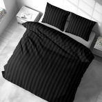 Patalynės komplektas „Black Stripes“. Patalynės komplektai 140x200, 140x200 cm, 160x200 cm, 200x200 cm, 200x220 cm. Elegantiškas juodas patalynės komplektas su subtiliomis juostomis, suteikiantis modernios prabangos ir komforto pojūtį jūsų erdvėje.