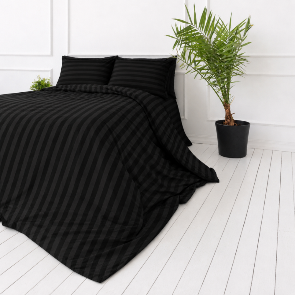 Patalynės komplektas „Black Stripes“. Juoda patalynė, 140x200 cm, 150x200 cm, 160x200 cm, 180x200 cm, 200x200 cm, 200x220 cm. Išskirtinis juodas patalynės komplektas su drąsiomis juostų raštais, puikiai tinkantis šiuolaikiškam ir stilingam įvaizdžiui. Patalynės komplektas „Black Stripes“. Juoda patalynė, 140x200 cm, 150x200 cm, 160x200 cm, 180x200 cm, 200x200 cm, 200x220 cm. Išskirtinis juodas patalynės komplektas su drąsiomis juostų raštais, puikiai tinkantis šiuolaikiškam ir stilingam įvaizdžiui.