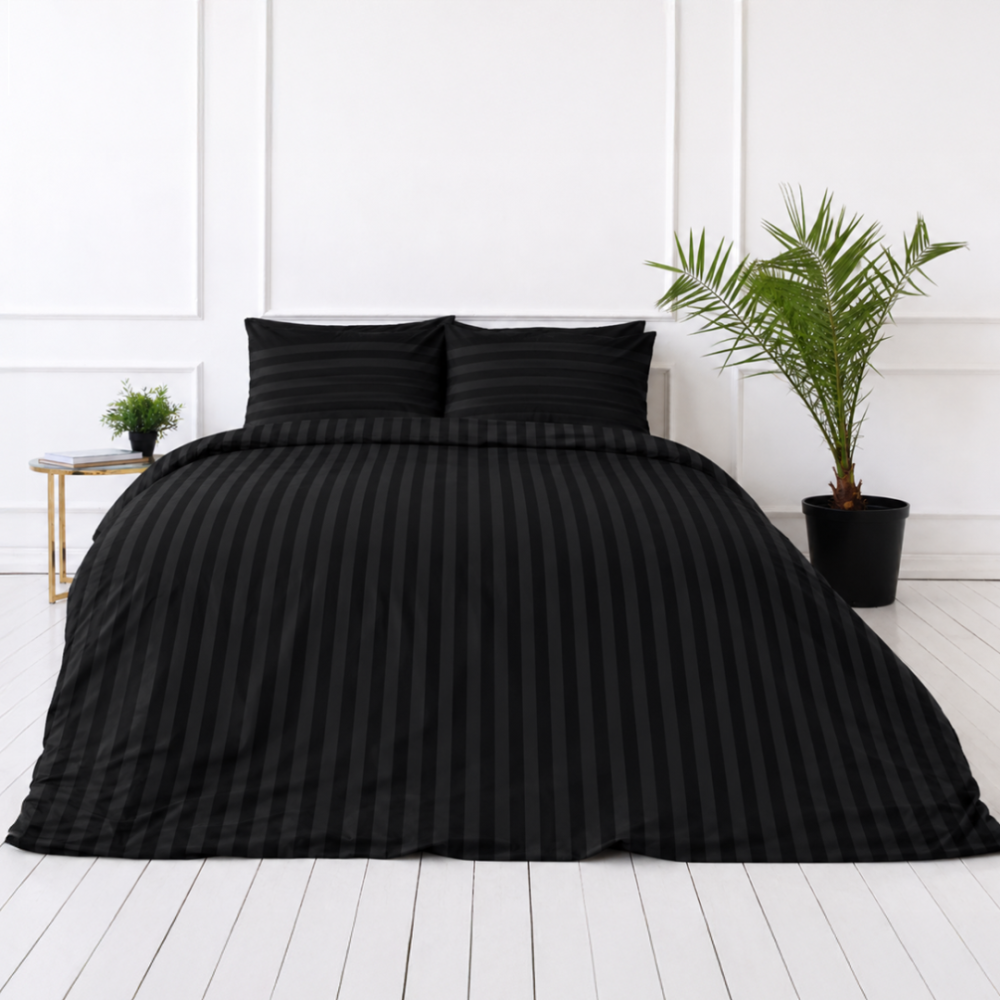 Patalynės komplektas „Black Stripes“. Juoda patalynė, 140x200 cm, 150x200 cm, 160x200 cm, 180x200 cm, 200x200 cm, 200x220 cm. Elegantiškas juodas patalynės komplektas su subtiliomis juostomis, suteikiantis modernios prabangos ir komforto pojūtį jūsų erdvėje. Patalynės komplektas „Black Stripes“. Juoda patalynė, 140x200 cm, 150x200 cm, 160x200 cm, 180x200 cm, 200x200 cm, 200x220 cm. Elegantiškas juodas patalynės komplektas su subtiliomis juostomis, suteikiantis modernios prabangos ir komforto pojūtį jūsų erdvėje.