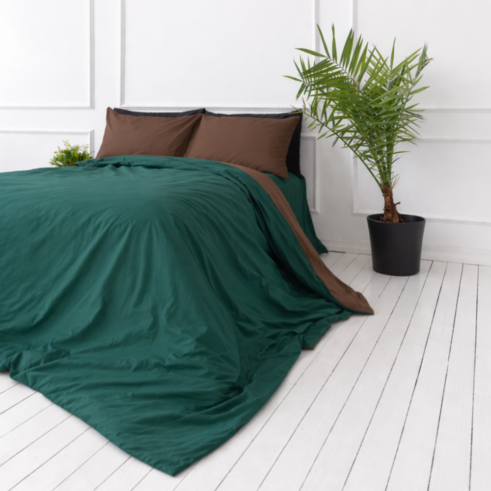 Patalynės komplektas „Brunette Juniper“. Žalia patalynė, 140x200 cm, 150x200 cm, 160x200 cm, 180x200 cm, 200x200 cm, 200x220 cm, 220x240 cm. Prabangus tamsiai žalias patalynės komplektas su rudomis detalėmis.