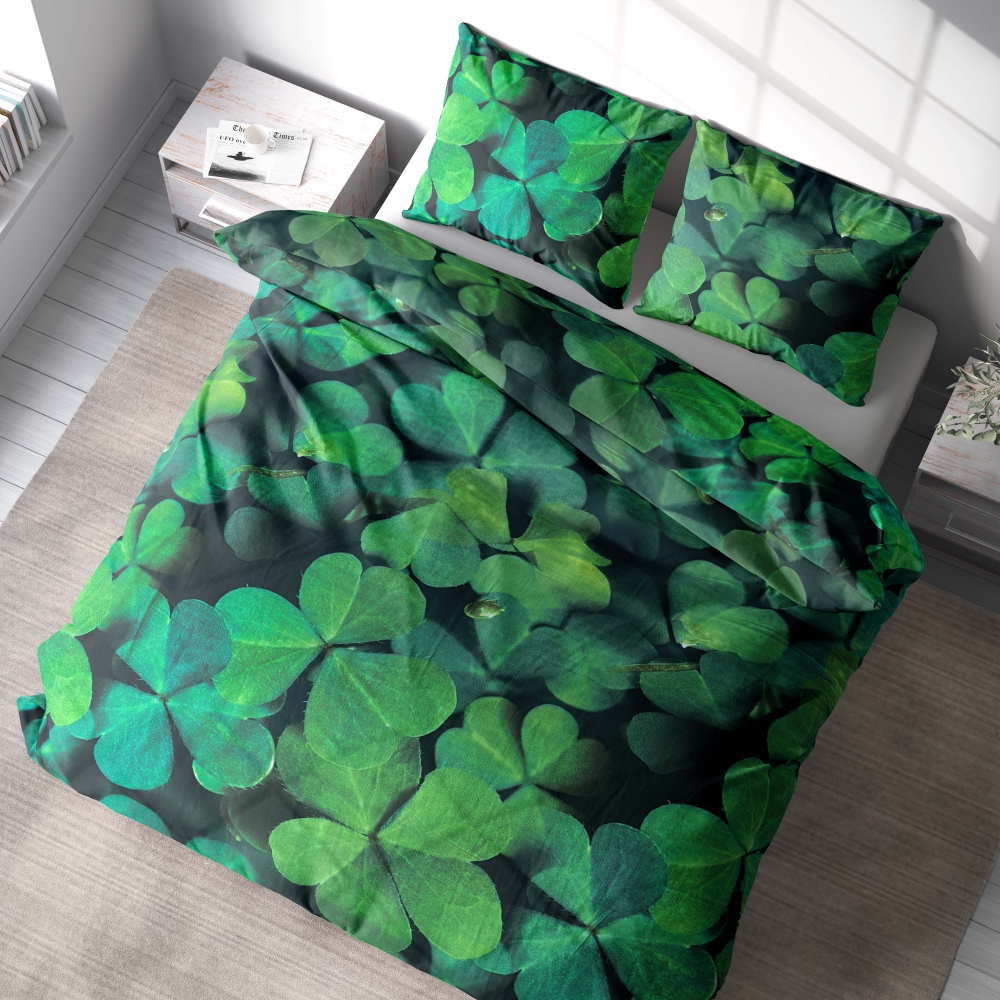 Patalynės komplektas „Clover“. Patalynės komplektai 140x200, 140x200 cm, 180x200 cm. Elegantiškas juodos patalynės komplektas su ryškiais žaliais dobilais, suteikiantis jūsų lovai drąsos ir gyvybės.