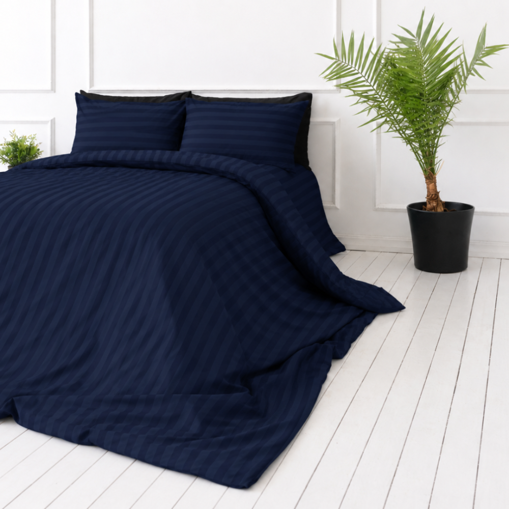 Patalynės komplektas „Dark Blue Stripes“. Mėlyna patalynė, 140x200 cm, 160x200 cm, 200x200 cm, 200x220 cm. Pagerinkite savo miegamąjį šiuo tamsiai mėlynos spalvos patalynės komplektu, kurį puošia elegantiškas dryžių raštas. Patalynės komplektas „Dark Blue Stripes“. Mėlyna patalynė, 140x200 cm, 160x200 cm, 200x200 cm, 200x220 cm. Pagerinkite savo miegamąjį šiuo tamsiai mėlynos spalvos patalynės komplektu, kurį puošia elegantiškas dryžių raštas.
