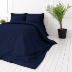 Patalynės komplektas „Dark Blue Stripes“. Mėlyna patalynė, 140x200 cm, 160x200 cm, 200x200 cm, 200x220 cm. Pagerinkite savo miegamąjį šiuo tamsiai mėlynos spalvos patalynės komplektu, kurį puošia elegantiškas dryžių raštas. Patalynės komplektas „Dark Blue Stripes“. Mėlyna patalynė, 140x200 cm, 160x200 cm, 200x200 cm, 200x220 cm. Pagerinkite savo miegamąjį šiuo tamsiai mėlynos spalvos patalynės komplektu, kurį puošia elegantiškas dryžių raštas.