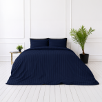 Patalynės komplektas „Dark Blue Stripes“. Mėlyna patalynė, 140x200 cm, 160x200 cm, 200x200 cm, 200x220 cm. Elegantiškas ir stilingas tamsiai mėlynas patalynės komplektas su klasikiniu dryžių raštu, puikiai tinkantis rafinuotai miegamojo atmosferai. Patalynės komplektas „Dark Blue Stripes“. Mėlyna patalynė, 140x200 cm, 160x200 cm, 200x200 cm, 200x220 cm. Elegantiškas ir stilingas tamsiai mėlynas patalynės komplektas su klasikiniu dryžių raštu, puikiai tinkantis rafinuotai miegamojo atmosferai.