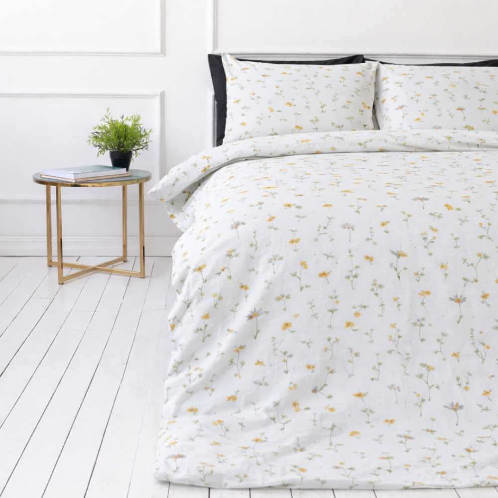 Patalynės komplektas „Enigma“. Raštuota patalynė, 100x140 cm, 140x200 cm, 150x200 cm, 160x200 cm, 180x200 cm, 200x200 cm, 200x220 cm, 220x240 cm. Elegantiškas patalynės komplektas baltame fone su subtiliais geltonais ramunių žiedais ir švelniais žalsvais stiebeliais.