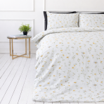 Patalynės komplektas „Enigma“. Raštuota patalynė, 100x140 cm, 140x200 cm, 150x200 cm, 160x200 cm, 180x200 cm, 200x200 cm, 200x220 cm, 220x240 cm. Elegantiškas patalynės komplektas baltame fone su subtiliais geltonais ramunių žiedais ir švelniais žalsvais stiebeliais.