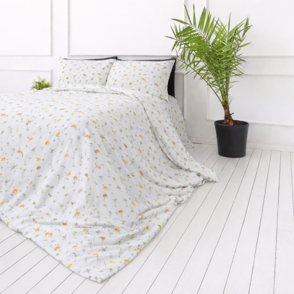 Patalynės komplektas „Enigma“. Raštuota patalynė, 100x140 cm, 140x200 cm, 150x200 cm, 160x200 cm, 180x200 cm, 200x200 cm, 200x220 cm, 220x240 cm. Minimalistinis baltas patalynės komplektas su išsklaidytu geltonų ir pilkšvų lauko gėlyčių piešiniu.