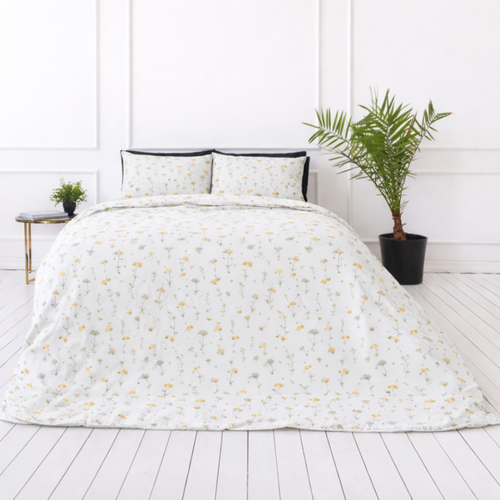 Patalynės komplektas „Enigma“. Raštuota patalynė, 100x140 cm, 140x200 cm, 150x200 cm, 160x200 cm, 180x200 cm, 200x200 cm, 200x220 cm, 220x240 cm. Švelnus baltas patalynės komplektas su romantišku smulkiu geltonų gėlių ir žalsvų augalų motyvu.