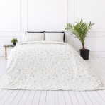 Patalynės komplektas „Enigma“. Raštuota patalynė, 100x140 cm, 140x200 cm, 150x200 cm, 160x200 cm, 180x200 cm, 200x200 cm, 200x220 cm, 220x240 cm. Švelnus baltas patalynės komplektas su romantišku smulkiu geltonų gėlių ir žalsvų augalų motyvu.