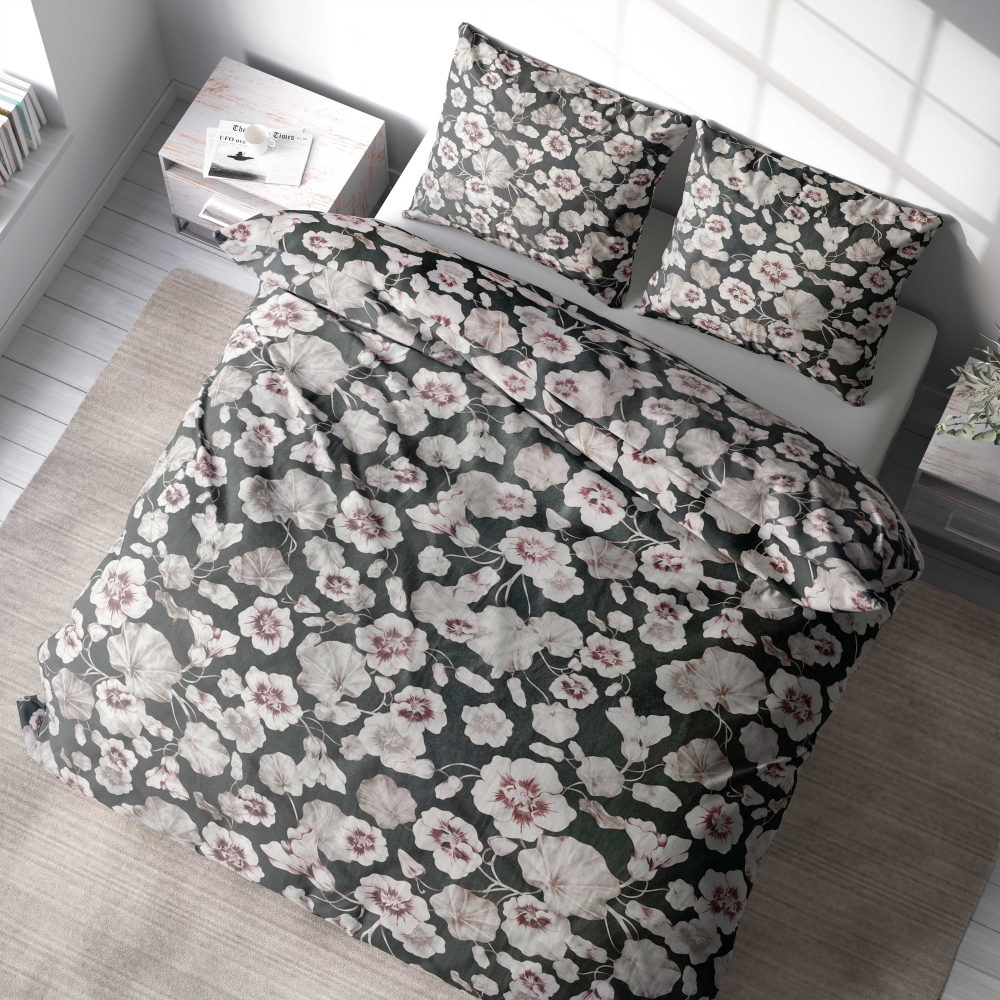 Patalynės komplektas „Floret“. Patalynės komplektai 140x200, 140x200 cm, 160x200 cm, 200x200 cm, 200x220 cm, 220x240 cm. Elegantiška tamsiai pilka patalynė, puošta subtiliais rusvais gėlių žiedlapiais.