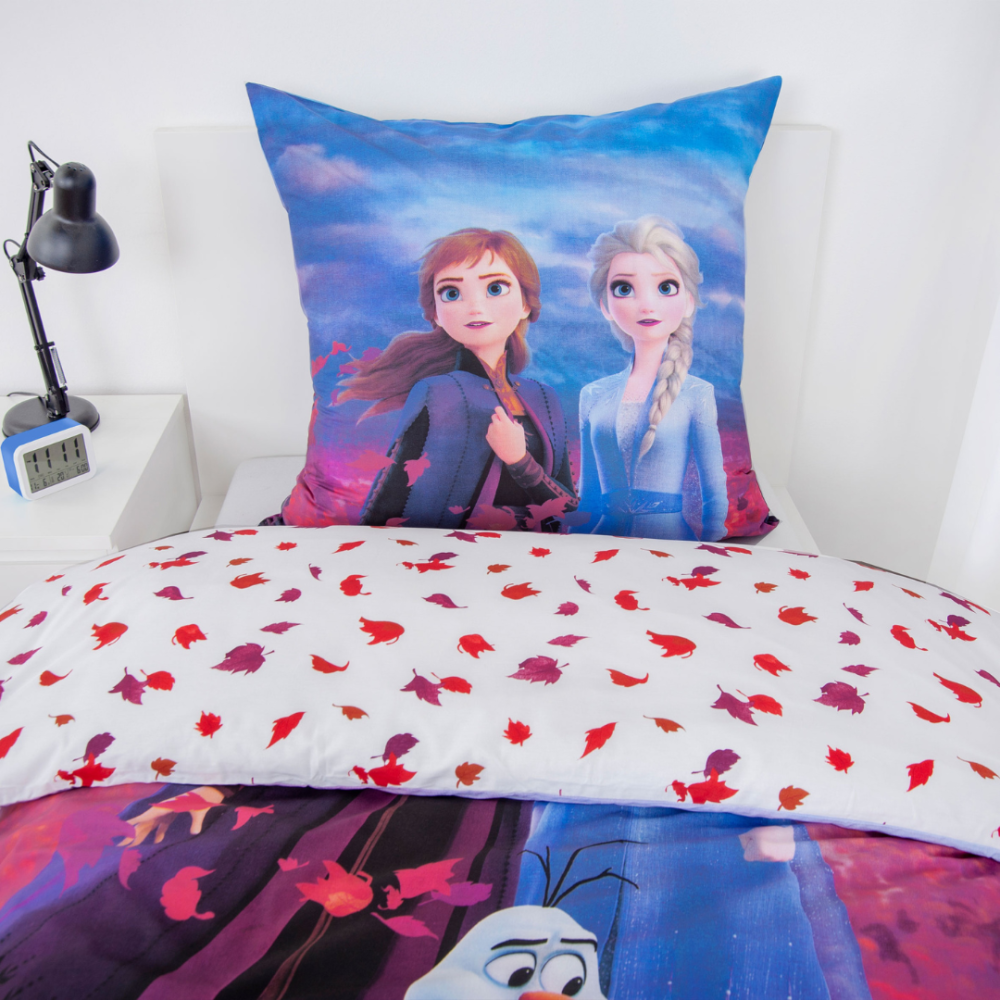Patalynės komplektas „Frozen“. Medvilninė patalynė, 135x200 cm. Baltas dvipusis patalynės komplektas su raudonų, violetinių ir oranžinių lapų raštu. Patalynės komplektas „Frozen“. Medvilninė patalynė, 135x200 cm. Baltas dvipusis patalynės komplektas su raudonų, violetinių ir oranžinių lapų raštu.