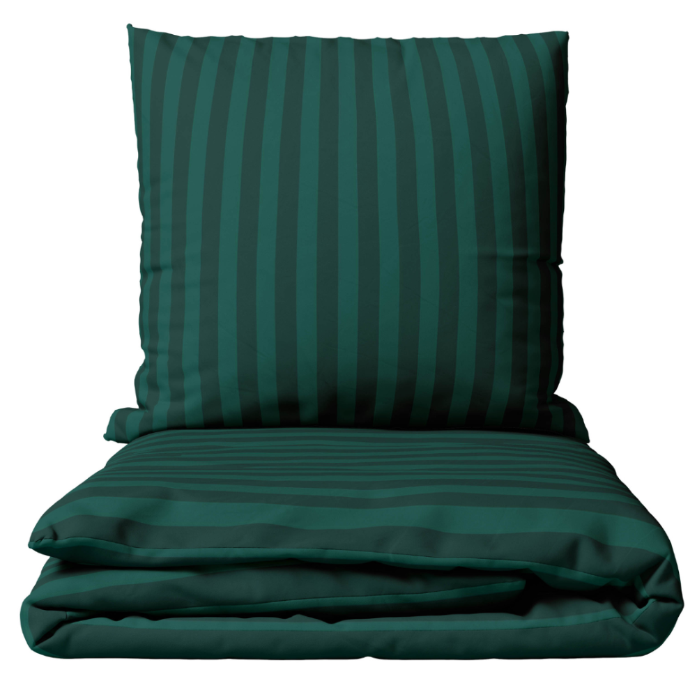 Patalynės komplektas „Green Stripes“. Patalynės komplektai 140x200, 140x200 cm, 160x200 cm, 200x200 cm, 200x220 cm. Tamsiai žalios spalvos patalynės komplektas su elegantišku dryžuotu raštu, suteikiantis gylio ir elegancijos bet kokiam miegamojo interjerui.