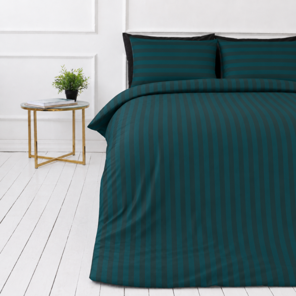 Patalynės komplektas „Green Stripes“. Raštuota patalynė, 140x200 cm, 150x200 cm, 160x200 cm, 180x200 cm, 200x200 cm, 200x220 cm. Prabangus tamsiai žalios spalvos patalynės komplektas su klasikiniu dryžuotu raštu, puikiai tinkantis stilingai ir patogiai miego aplinkai. Patalynės komplektas „Green Stripes“. Raštuota patalynė, 140x200 cm, 150x200 cm, 160x200 cm, 180x200 cm, 200x200 cm, 200x220 cm. Prabangus tamsiai žalios spalvos patalynės komplektas su klasikiniu dryžuotu raštu, puikiai tinkantis stilingai ir patogiai miego aplinkai.