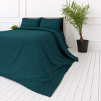 Patalynės komplektas „Green Stripes“. Raštuota patalynė, 140x200 cm, 150x200 cm, 160x200 cm, 180x200 cm, 200x200 cm, 200x220 cm. Patalynės komplektas sodrios tamsiai žalios spalvos su subtiliu dryžuotu raštu, suteikiantis modernų ir elegantišką išvaizdą jūsų miegamajam. Patalynės komplektas „Green Stripes“. Raštuota patalynė, 140x200 cm, 150x200 cm, 160x200 cm, 180x200 cm, 200x200 cm, 200x220 cm. Patalynės komplektas sodrios tamsiai žalios spalvos su subtiliu dryžuotu raštu, suteikiantis modernų ir elegantišką išvaizdą jūsų miegamajam.