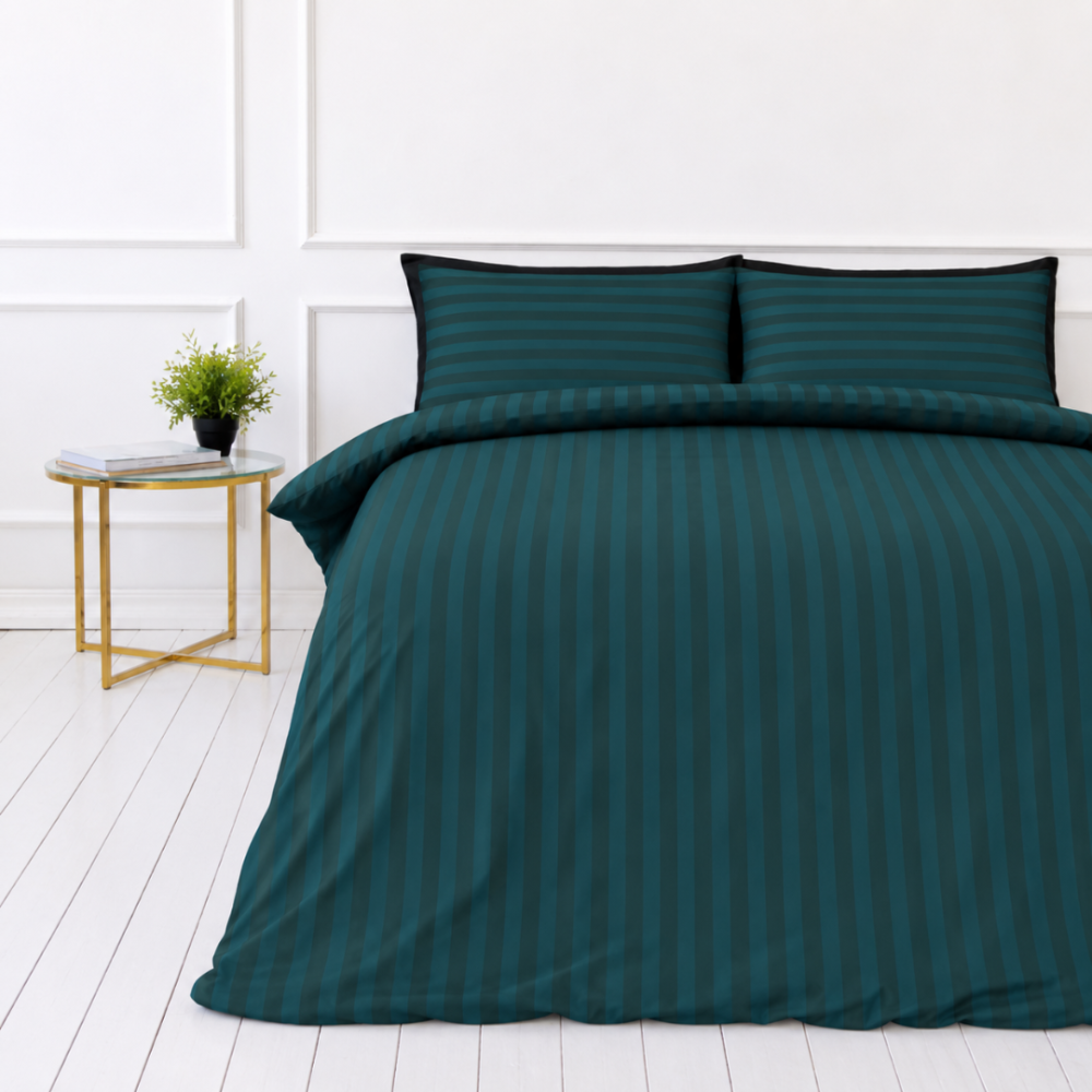 Patalynės komplektas „Green Stripes“. Raštuota patalynė, 140x200 cm, 150x200 cm, 160x200 cm, 180x200 cm, 200x200 cm, 200x220 cm. Elegantiškas tamsiai žalios spalvos patalynės komplektas su nesenstančiu dryžuotu raštu, kuris puikiai dera su įvairiais interjero dizaino stiliais. Patalynės komplektas „Green Stripes“. Raštuota patalynė, 140x200 cm, 150x200 cm, 160x200 cm, 180x200 cm, 200x200 cm, 200x220 cm. Elegantiškas tamsiai žalios spalvos patalynės komplektas su nesenstančiu dryžuotu raštu, kuris puikiai dera su įvairiais interjero dizaino stiliais.