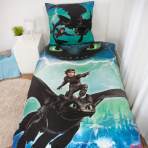 Patalynės komplektas „How to train your dragon“. Vaikiška patalynė, 135x200 cm. Mėlynų, žalių ir juodų atspalvių patalynės dizainas su drakonu, raiteliu ir žaibais. Patalynės komplektas „How to train your dragon“. Vaikiška patalynė, 135x200 cm. Mėlynų, žalių ir juodų atspalvių patalynės dizainas su drakonu, raiteliu ir žaibais.