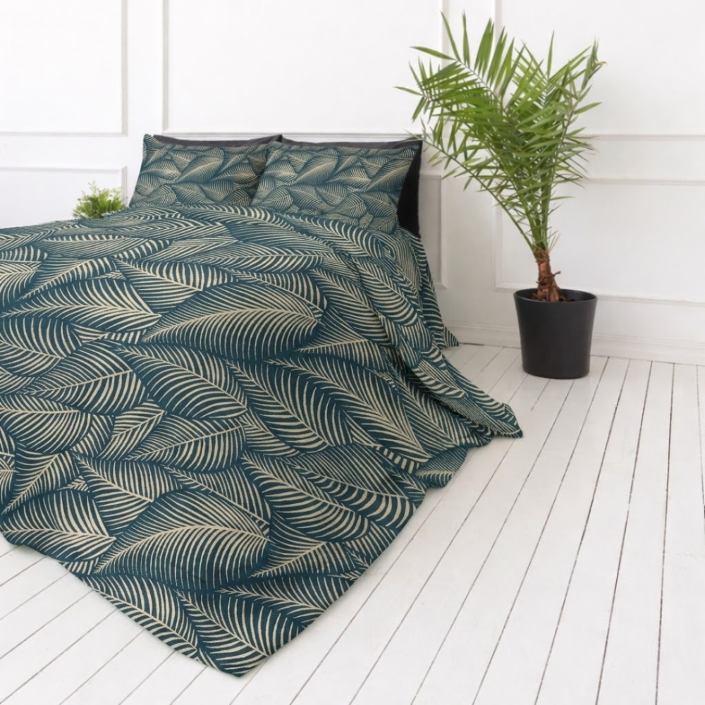 Patalynės komplektas „Infinite Calm“. Žalia patalynė, 140x200 cm, 150x200 cm, 160x200 cm, 180x200 cm, 200x200 cm, 200x220 cm, 220x240 cm. Prabangus tamsiai žalias patalynės komplektas su blizgiais lapų motyvais