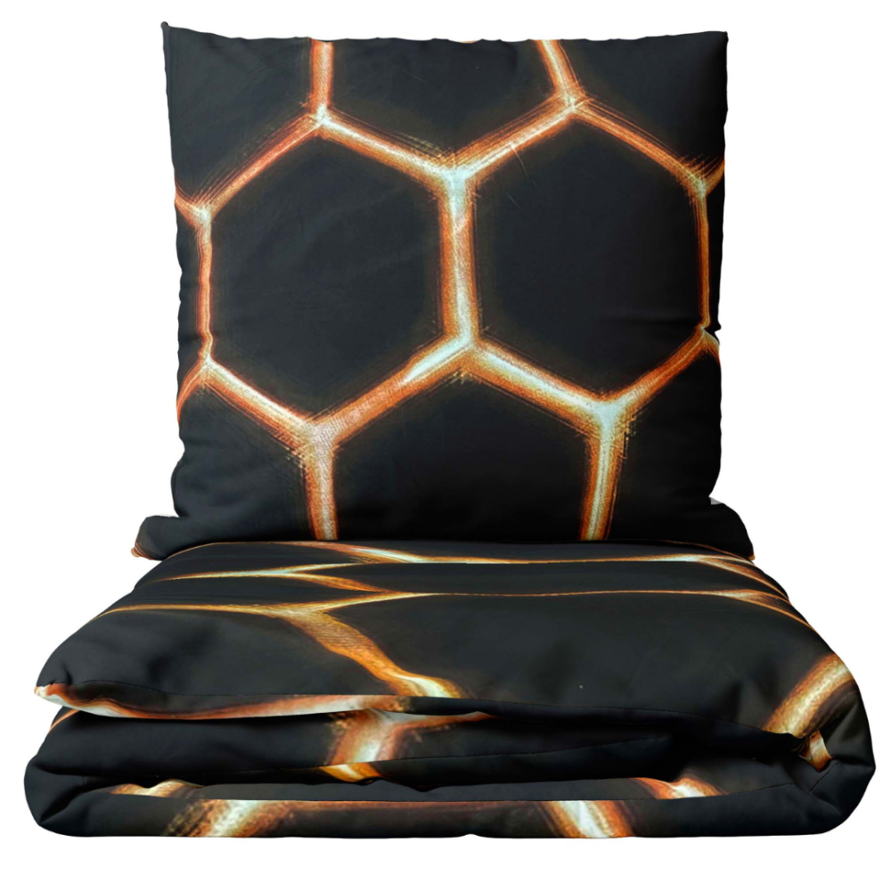 Patalynės komplektas „Lavahive“. Patalynės komplektai 140x200, 200x220 cm. Elegantiškas patalynės komplekto dizainas su avilį primenančiomis kibirkštimis ant juodos spalvos.