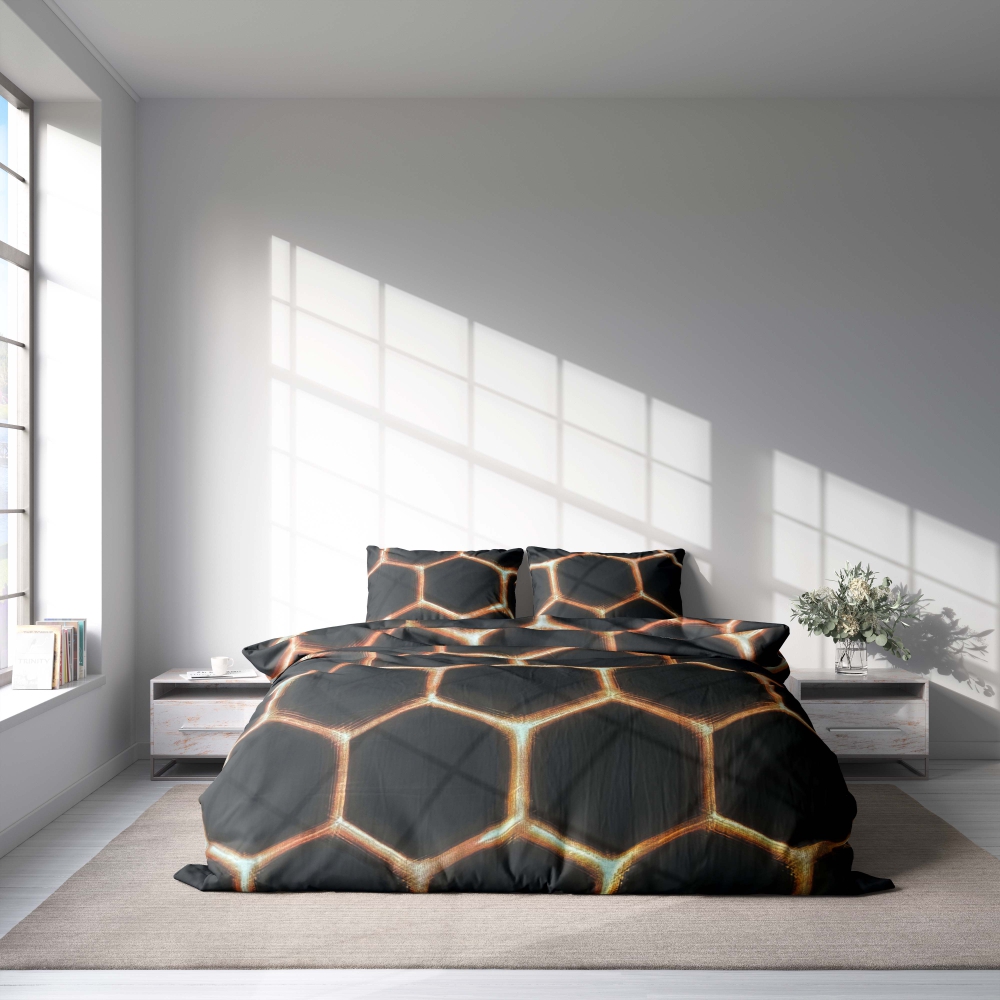 Patalynės komplektas „Lavahive“. Patalynės komplektai 140x200, 200x220 cm. Stilingas juodos spalvos patalynės komplektas su avilį primenančių kibirkščių dizainu.