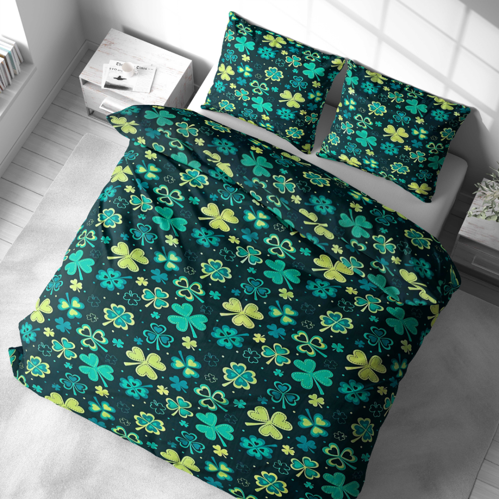 Patalynės komplektas „Lucky Leaf“. Patalynės komplektai 140x200, 140x200 cm, 160x200 cm, 200x200 cm, 200x220 cm, 220x240 cm. Patalynės komplektas gilių žalių atspalvių su linksmais dobilų raštais, idealiai tinkantis gamtos įkvėptai ir ramiai miego aplinkai.
