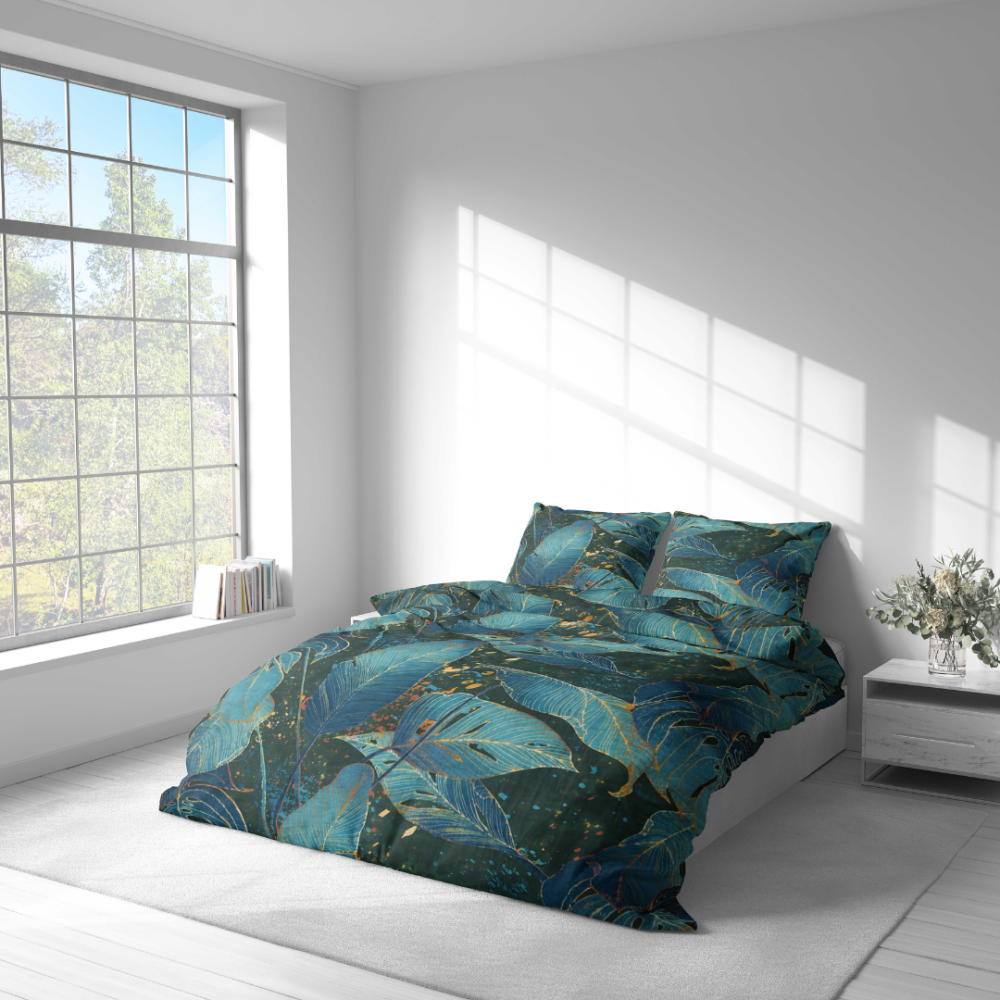Patalynės komplektas „Luminare“. Žalia patalynė, 140x200 cm, 150x200 cm, 160x200 cm, 180x200 cm, 200x200 cm, 200x220 cm, 220x240 cm. Smaragdo atspalvio patalynė dekoruota dideliais melsvais lapais. Patalynės komplektas „Luminare“. Žalia patalynė, 140x200 cm, 150x200 cm, 160x200 cm, 180x200 cm, 200x200 cm, 200x220 cm, 220x240 cm. Smaragdo atspalvio patalynė dekoruota dideliais melsvais lapais.