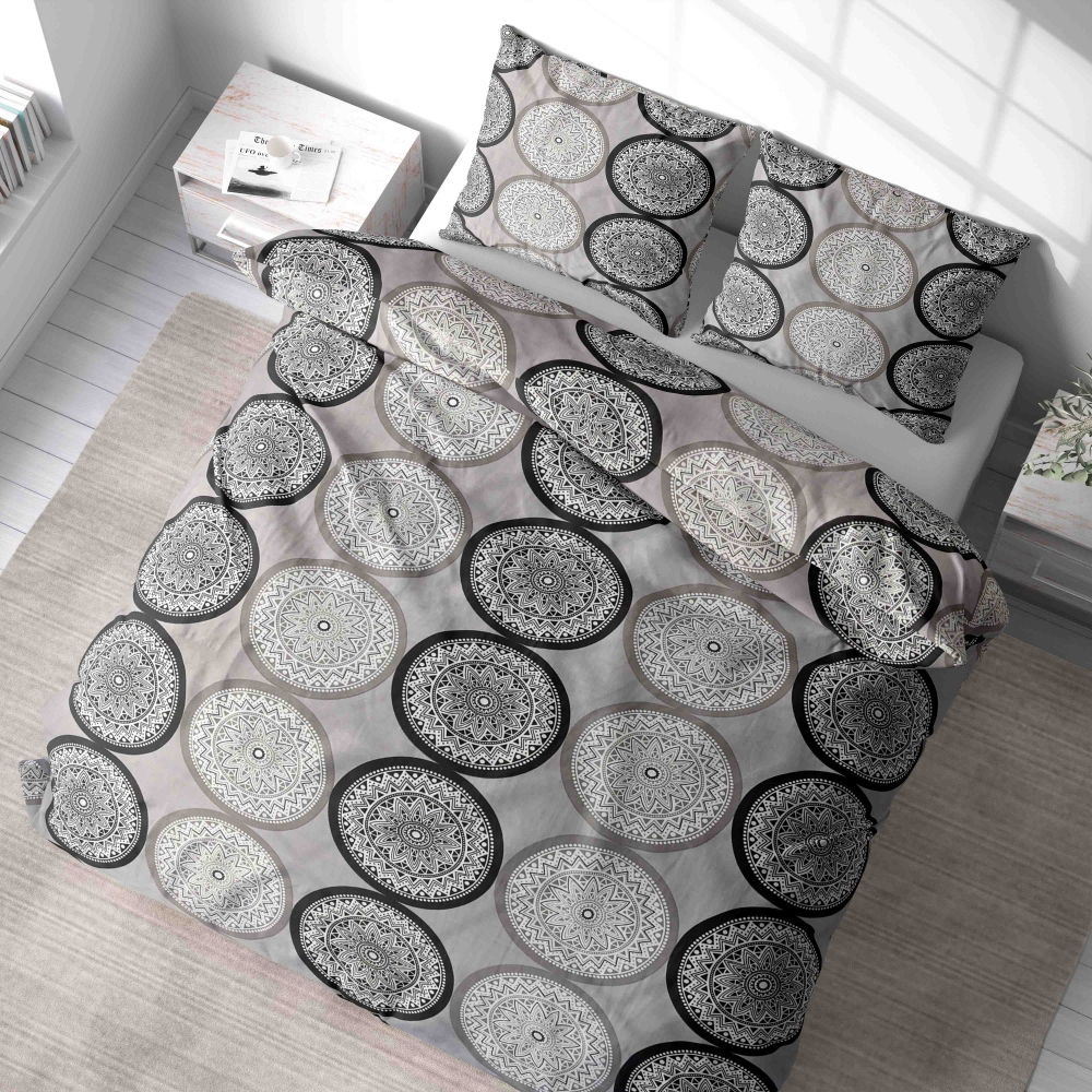 Patalynės komplektas „Mandala“. Patalynės komplektai 140x200, 140x200 cm, 200x200 cm, 200x220 cm. Stilingas pilkas patalynės komplektas su dailiais pilkos, baltos ir juodos spalvų mandalų raštais, suteikiantis jūsų erdvei ramybės ir rafinuotumo pojūtį.
