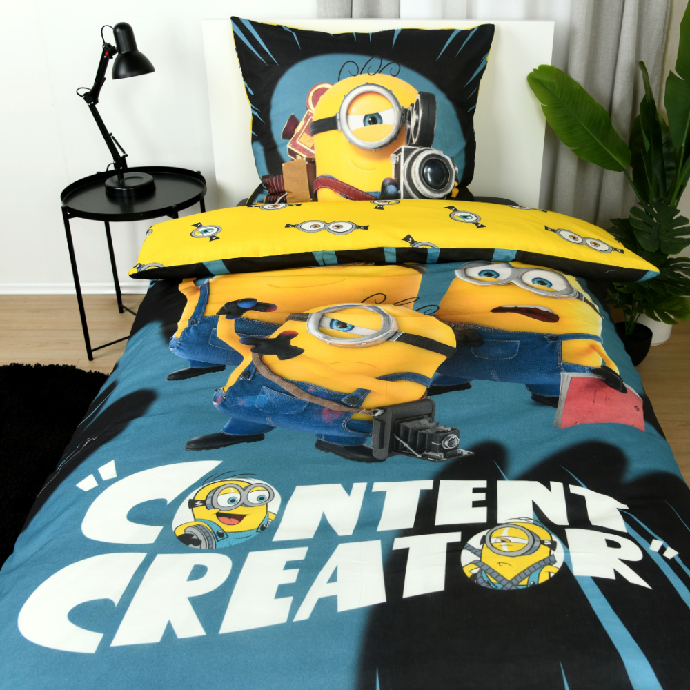 Patalynės komplektas „Minions“. Medvilninė patalynė, 135x200 cm. Juodos ir mėlynos spalvų „minions“ dizainas su geltonais pakalikų personažais Patalynės komplektas „Minions“. Medvilninė patalynė, 135x200 cm. Juodos ir mėlynos spalvų „minions“ dizainas su geltonais pakalikų personažais