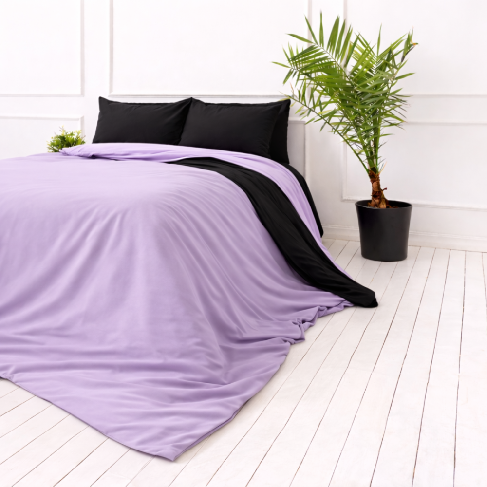 Patalynės komplektas „Ozai Orchid“. Violetinė patalynė, 140x200 cm, 150x200 cm, 160x200 cm, 180x200 cm, 200x200 cm, 200x220 cm, 220x240 cm. Elegantiškas dvipusis patalynės komplektas juodos ir levandų spalvos.