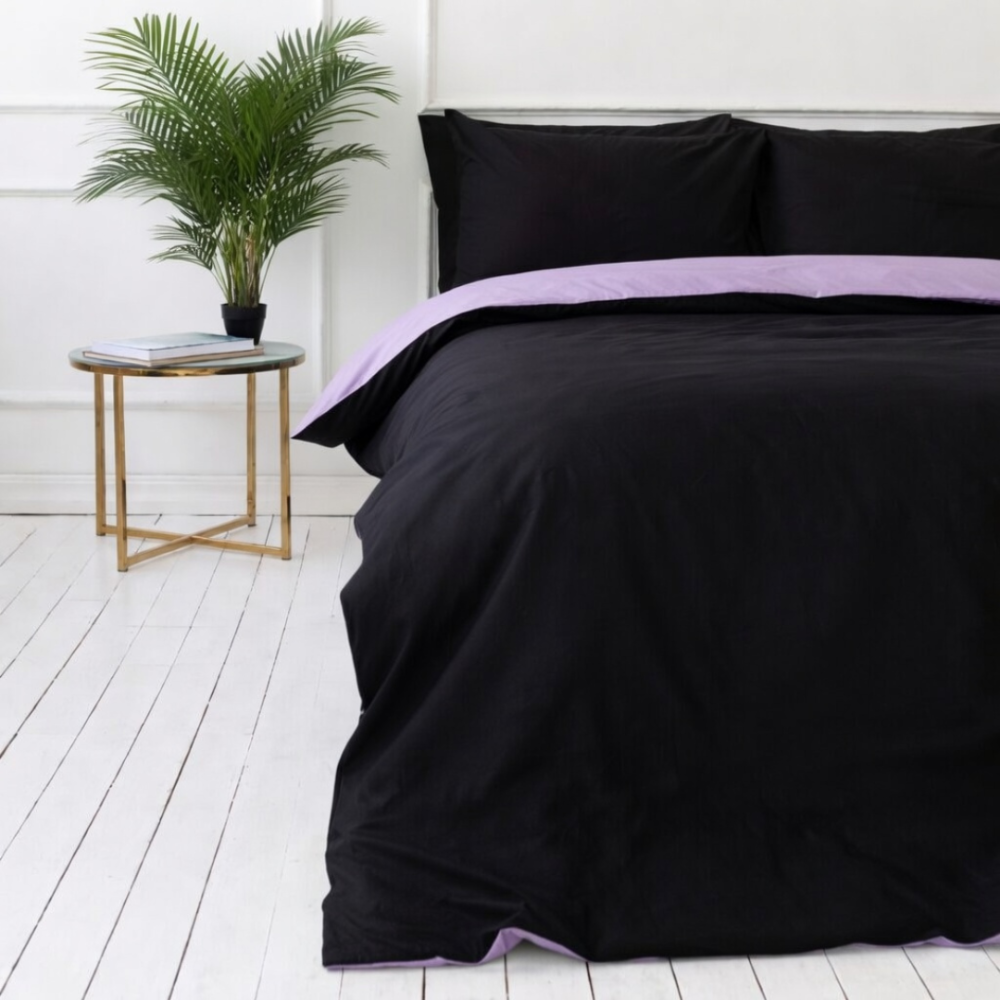 Patalynės komplektas „Ozai Orchid“. Violetinė patalynė, 140x200 cm, 150x200 cm, 160x200 cm, 180x200 cm, 200x200 cm, 200x220 cm, 220x240 cm. Modernus dvipusis patalynės komplektas juoda su levandų akcentu.