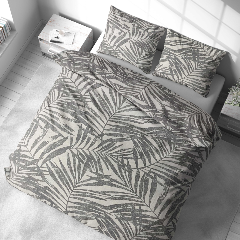 Patalynės komplektas „Palm Drift“. Patalynės komplektai 140x200, 140x200 cm, 160x200 cm, 200x200 cm, 200x220 cm. Šviesių spalvų patalynės komplektas su žaismingais palmėms skirtais dizainais, suteikiantis jūsų miegamojo erdvei vėjuotą, atostogų jausmą.