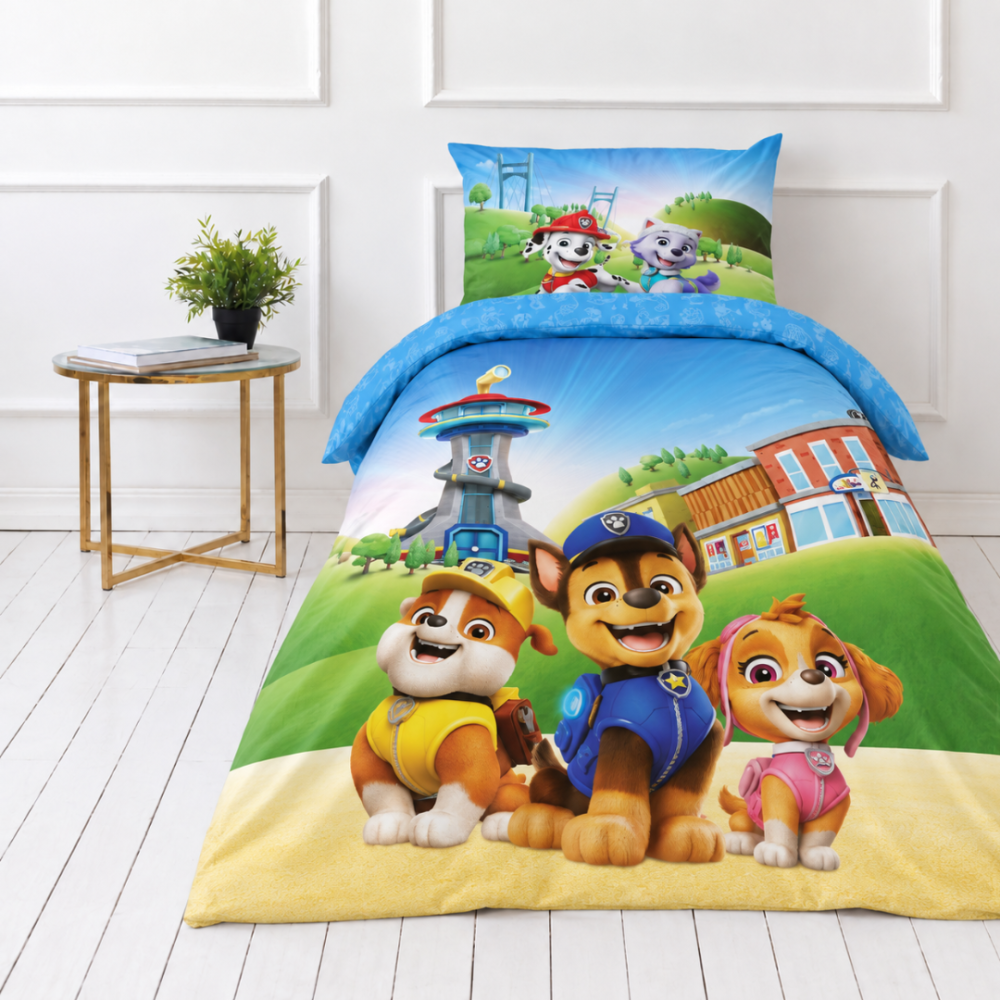 Patalynės komplektas „Paw Patrol Blue“. Medvilninė patalynė, 135x200 cm. Spalvingas šuniukų raštas su mėlynais, geltonais ir rožiniais akcentais. Patalynės komplektas „Paw Patrol Blue“. Medvilninė patalynė, 135x200 cm. Spalvingas šuniukų raštas su mėlynais, geltonais ir rožiniais akcentais.
