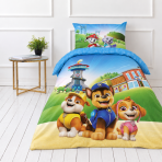 Patalynės komplektas „Paw Patrol Blue“. Medvilninė patalynė, 135x200 cm. Spalvingas šuniukų raštas su mėlynais, geltonais ir rožiniais akcentais. Patalynės komplektas „Paw Patrol Blue“. Medvilninė patalynė, 135x200 cm. Spalvingas šuniukų raštas su mėlynais, geltonais ir rožiniais akcentais.