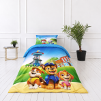 Patalynės komplektas „Paw Patrol Blue“. Medvilninė patalynė, 135x200 cm. Mėlyna patalynės pusė su šviesiai mėlynais letenėlių ir ženklelių motyvais. Patalynės komplektas „Paw Patrol Blue“. Medvilninė patalynė, 135x200 cm. Mėlyna patalynės pusė su šviesiai mėlynais letenėlių ir ženklelių motyvais.