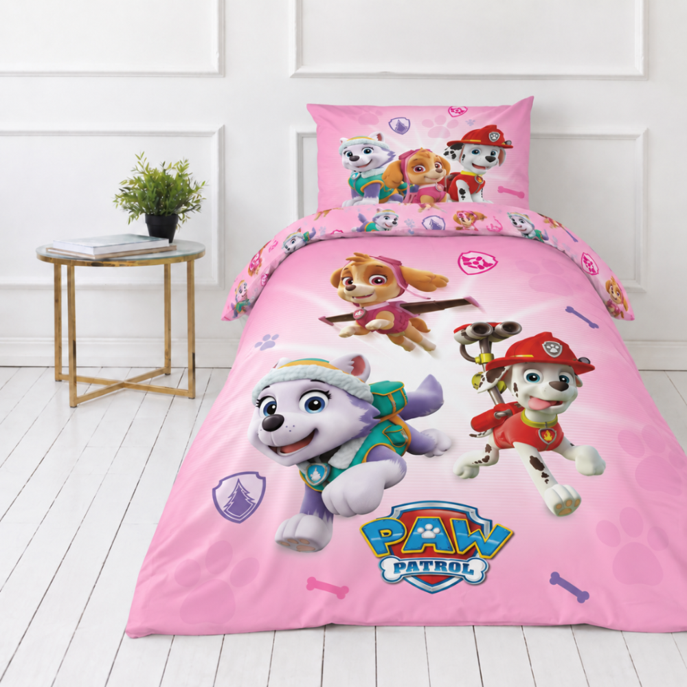 Patalynės komplektas „Paw Patrol Pink“. Medvilninė patalynė, 135x200 cm. Rožinė patalynė su skye, everest ir marshall bei mėlynu „paw patrol“ užrašu. Patalynės komplektas „Paw Patrol Pink“. Medvilninė patalynė, 135x200 cm. Rožinė patalynė su skye, everest ir marshall bei mėlynu „paw patrol“ užrašu.