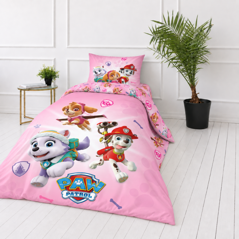 Patalynės komplektas „Paw Patrol Pink“. Medvilninė patalynė, 135x200 cm. Rožinis pagalvės užvalkalas su trimis šuniukais ir letenėlių motyvais. Patalynės komplektas „Paw Patrol Pink“. Medvilninė patalynė, 135x200 cm. Rožinis pagalvės užvalkalas su trimis šuniukais ir letenėlių motyvais.